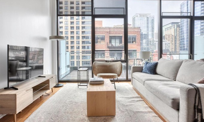 Near North Side Apartment | River N 3BR w Gym Rooftop nr L Park CHI-323
