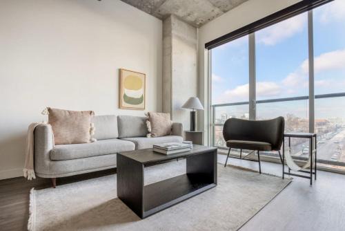 Killgubbin Apartment | River North 1br nr Riverwalk w yoga studio CHI-1040