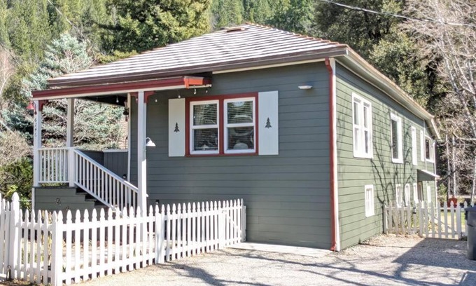 Dunsmuir Ski Chalet | River Oak Retreat - Upper Sacramento Riverfront!