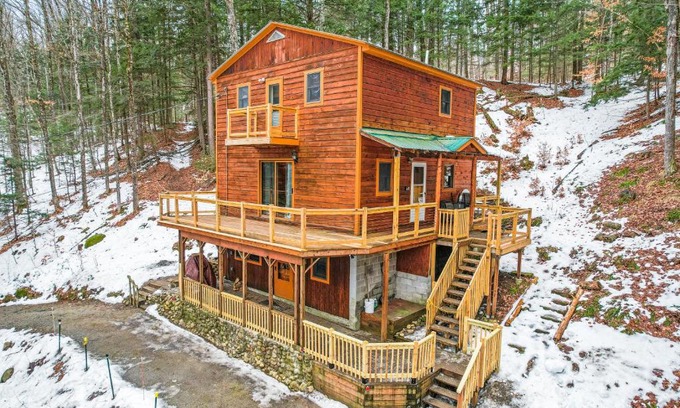 Warrensburg House | River Road Treehouse Retreat