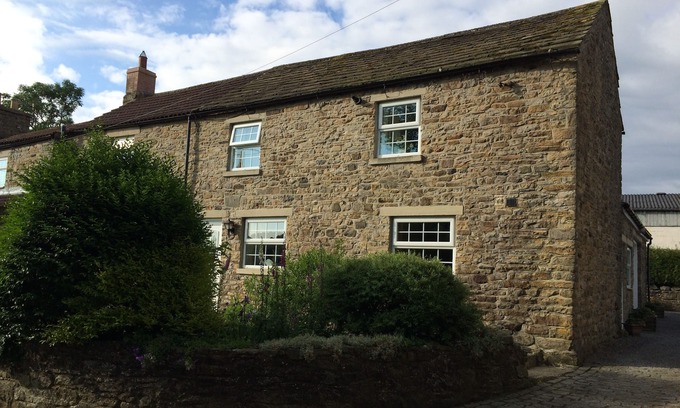 Frosterley House | River View - Cosy country cottage. Ideal for a family and pets welcome.