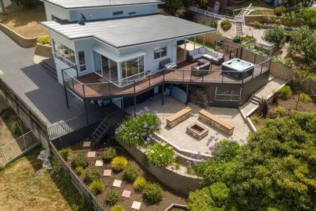 Bellerive House | River View Holiday House Sleeps 8 10min to CBD