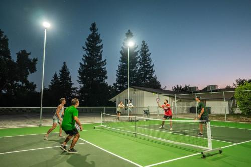 Kingsburg House | Riverfront Beauty with Pickle Ball Court