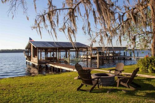 Crescent City House | Riverfront Boaters Paradise - Dock w Lifts