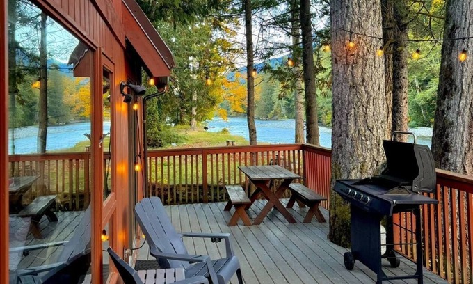 Baring Cabin | Riverfront Cabin, Covered Hot Tub, King Beds, Dual Shower, Pets - Fox Haven