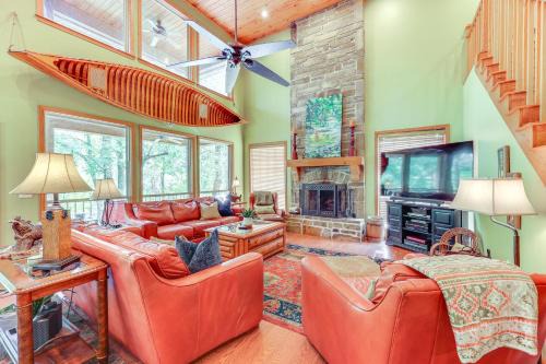 Caddo Gap House | Riverfront Cabin on 2 Acres in Glenwood!