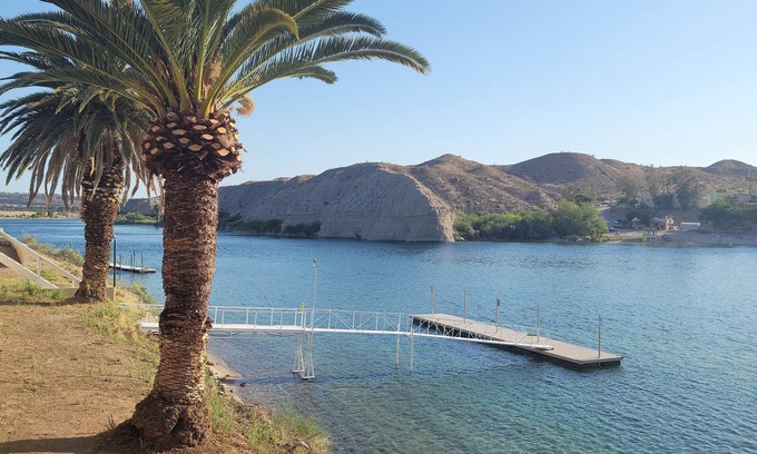 Bullhead City House | Riverfront house with casino view