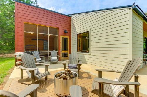 Huntsville House | Riverfront Huntsville Cabin with Views and Kayaks!