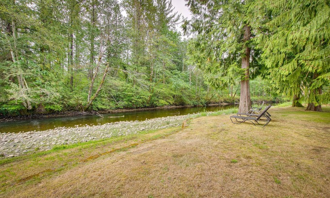 Startup House | Riverfront Rental w/Deck: 4 Mi to Wallace Falls!