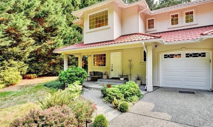 Riverbend House | Riverside Bliss: Cozy Beds, Fireplace & Gbit WiFi