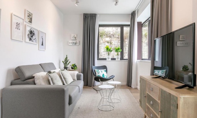 Basurto-Zorroza Apartment | Riverside by Forever Rentals