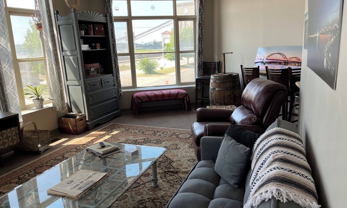 Davenport Apartment | Riverview Hideaway/Downtown/East Villagen