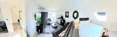 Colyers Apartment | Riverview, Stylish Non Smoking Loft Ensuite 4 Rent