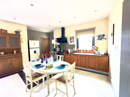 Montevarchi Apartment | Roanne Modern House with Jacuzzi in Tuscany