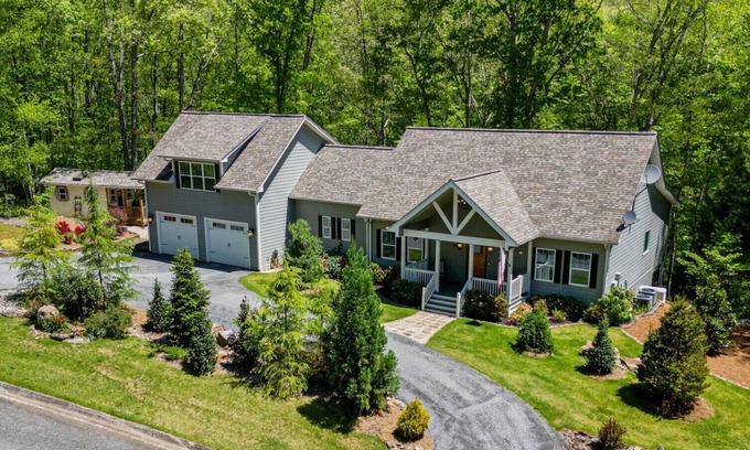 Dahlonega House | Robin's Nest-4 Bed/3.5 Bath/Game Room/Creek!