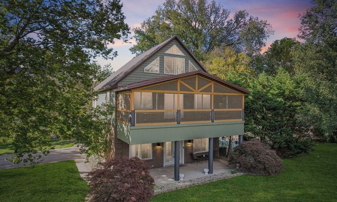 Utica House | Rock & Roll RiverHouse: Pool Table, Mins to Louisville!