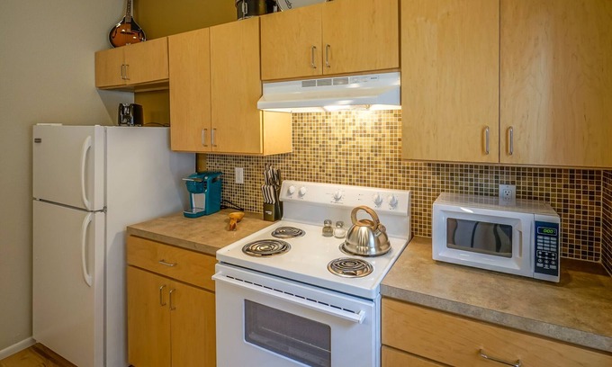University Heights Apartment | Rockin' Studio in Bricklight District, walk to UNM