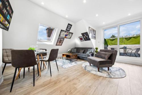 West Hendon Apartment | Rockstar Greyz - Sleeps 7 - Central