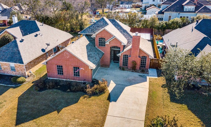 Rockwall House | Rockwall Lux Retreatš„Pool&Spaš„Covered Patio-5min walk downtown-Parks-Trails-Lake