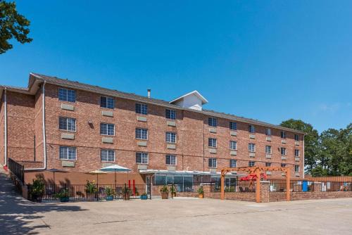Branson Theater District Hotel | Rodeway Inn Branson, Brick House