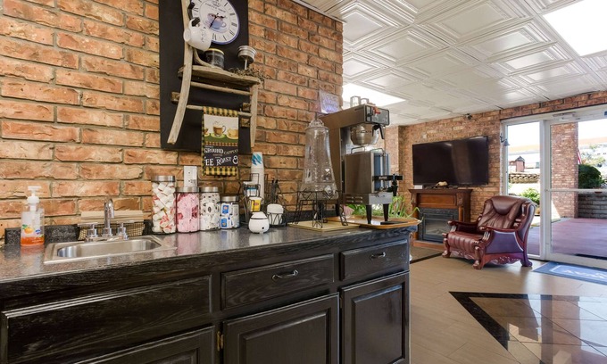 Branson Theater District Hotel | Rodeway Inn Branson, Brick House