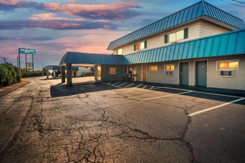 Moosic Hotel | Rodeway Inn Moosic - Scranton