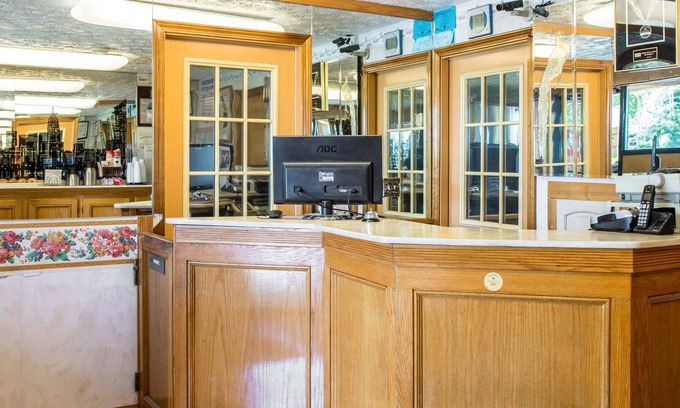 Branford Hotel | Rodeway Inn & Suites Branford - Guilford