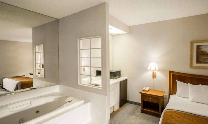 Cherokee Hotel | Rodeway Inn & Suites Cherokee On the River