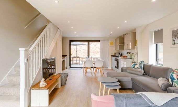 Bishampton Cottage | Roe Cottage, disabled adapted 2 bedroom, hot tub