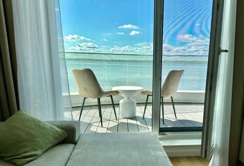 gmina Parzeczew Apartment | Rogowo Pearl 4313 z bezpośrednim widokiem na jezioro