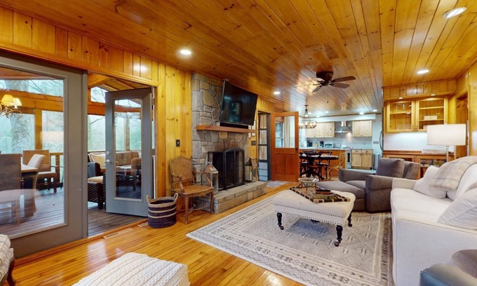 Highlands Hills Cabin | Rolling Acres Bungalow | Screened Deck & Separate Downstairs Studio