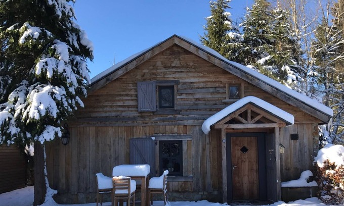Ondenval Ski Chalet | Romantic chalets with all amenities and the feel of a hunting lodge.