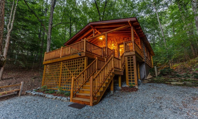 Mineral Bluff Cabin | Romantic Couples' Hide-Away- Remodel & Refurbishment w/WiFi on Toccoa River