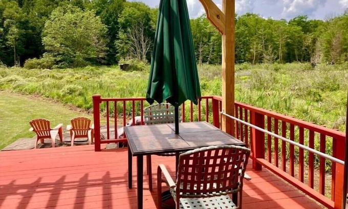 Colliersville Cabin | Romantic Cozy Cabin with a View of the Wetlands