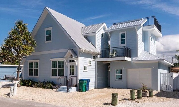 Bradenton Beach Cottage | Romantic, Cute Cottage on Anna Maria Island. Close To Everything. Pet Friendly!