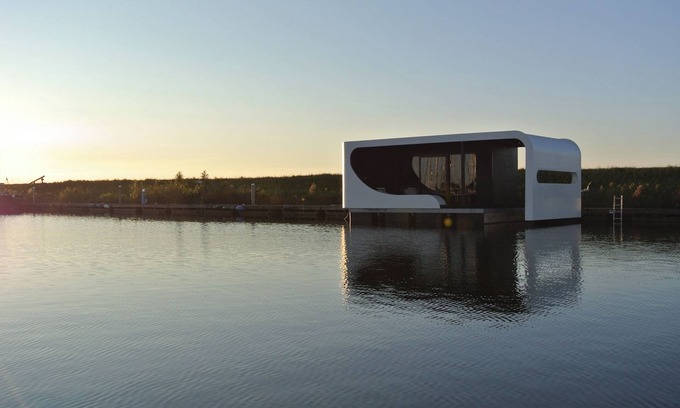Andijk Boat Rental | "Romantic houseboat 'TinyFloat' on the IJsselmeer - pure relaxation!"
