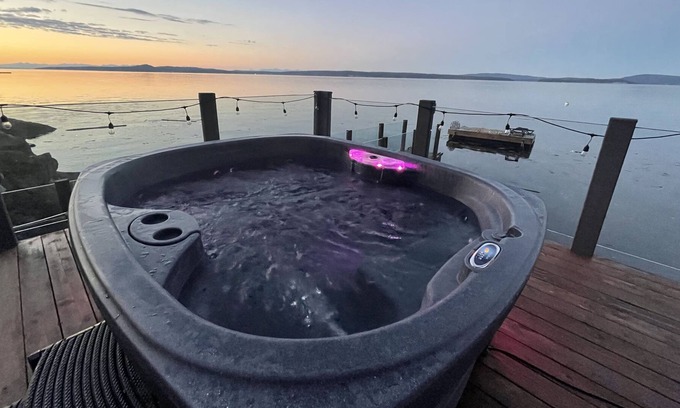 Chemainus Apartment | Romantic ocean front studio with hot tub and fire pit