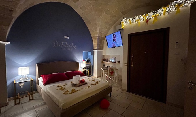 Centro Storico Bed & Breakfast | Romantic Spa Suite with Jacuzzi – Historic Pulsano Escape