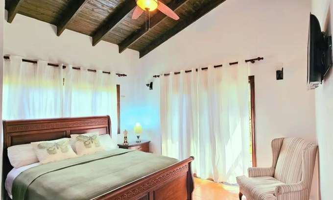 Paso Bajito Cabin | Romantic villa with panoramic view of the mountains.