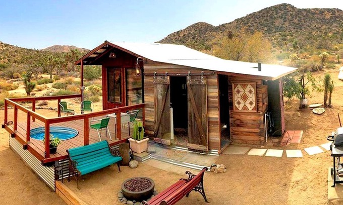 Yucca Valley Cabin | Romantic Yucca Valley Cabin with Hot Tub