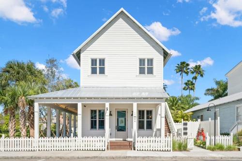 Historic Ybor House | Romeo y Julieta by Brightwild Steps to 7th Ave