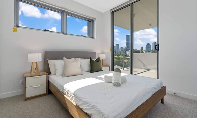 Kangaroo Point Apartment | RooCrest | New 2BR Apt w/Free Parking & Netflix