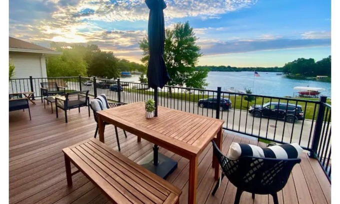 Albert Lea House | Rooftop Deck Lake Views
