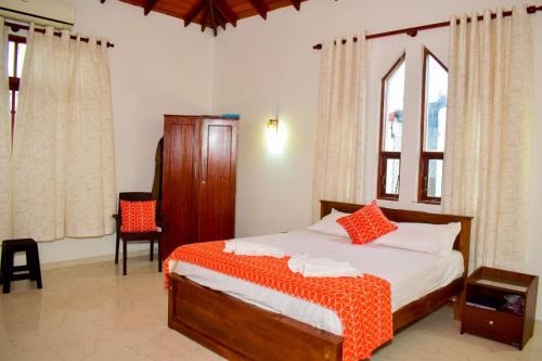 Mount Lavinia Villa | Rooftop Garden - 3 Bedrooms - Parking - 10minBeach