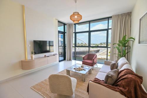 Al Raha Beach Apartment | Rooftop Pool - Designer's Choice - Full Canal View
