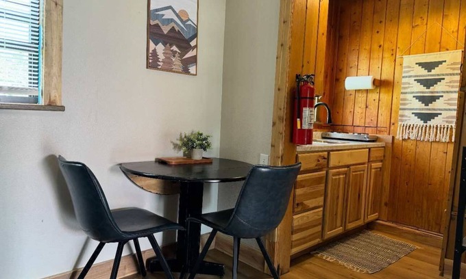 Eagle Nest Cabin | Room 2: Gold Pan Nest -15 Minutes to Red River/Angel Fire