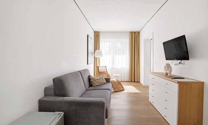 Voehringen Apartment | Room '2' with Shared Terrace and Wi-Fi