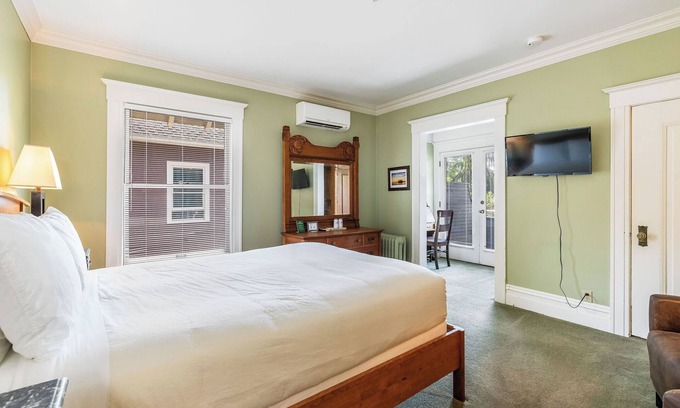 Broadway House | Room 205 - Unique Accommodations in Seattle's Capitol Hill