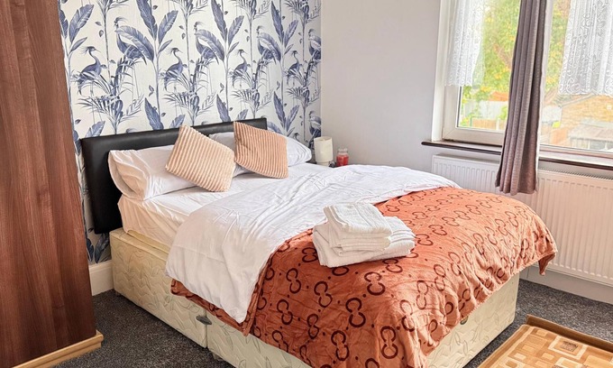 Redbridge House | Room 4: Stylish En-Suite Double Room, Ilford, Great Transport Links to London