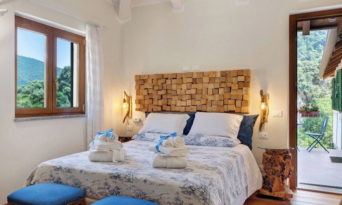 Albisola Superiore Apartment | Room 'Aegua' with Mountain View, Wi-Fi and Air Conditioning